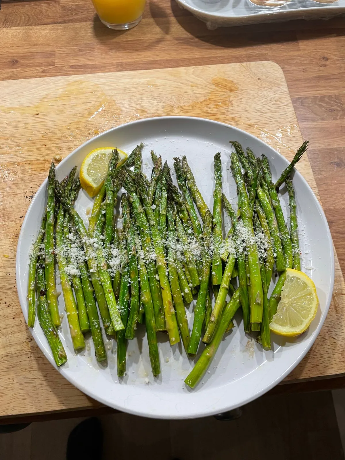Asparagus with lemon slices