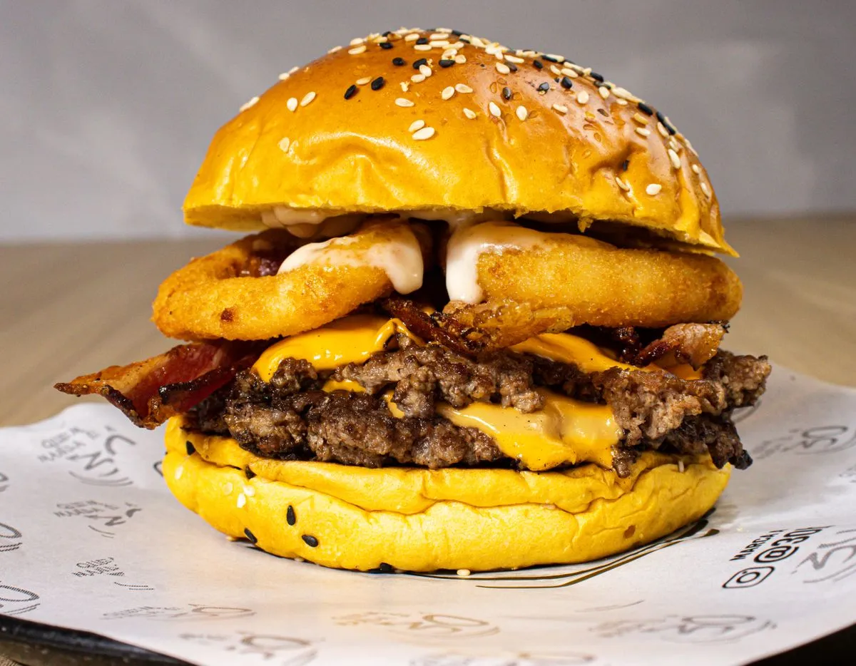 Beef burger with onion rings