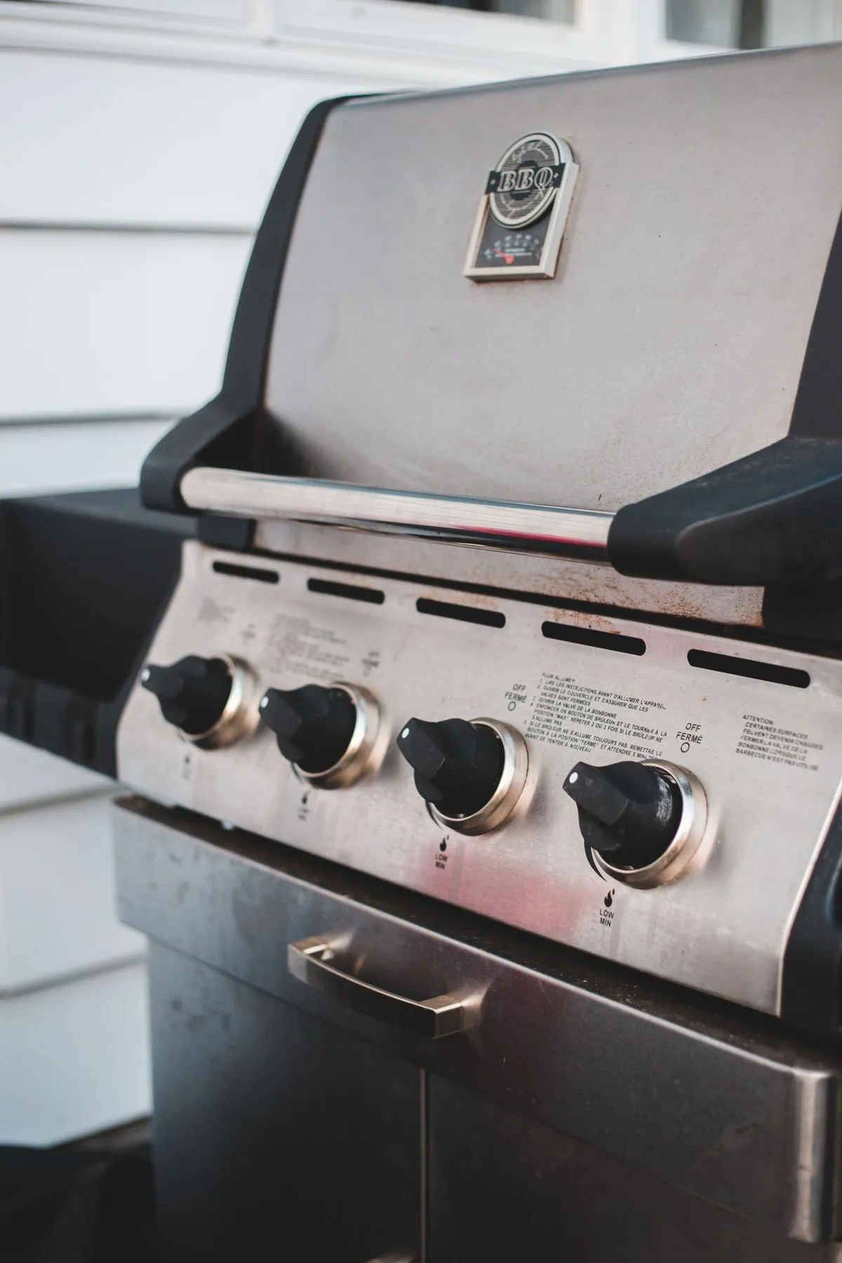 Close view of a gas grill